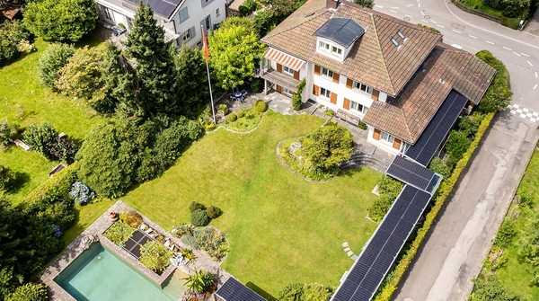 Solaranlage und Stromspeicher auf Pergola und Poolhaus in Aarwangen.