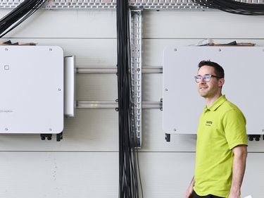 Solstis Projektleiter Jonas Zumsteg im Technikraum