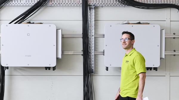 Solstis Projektleiter Jonas Zumsteg im Technikraum