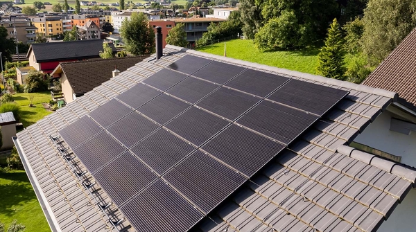 Solaranlage und Wärmepumpe für Einfamilienhaus in Konolfingen.