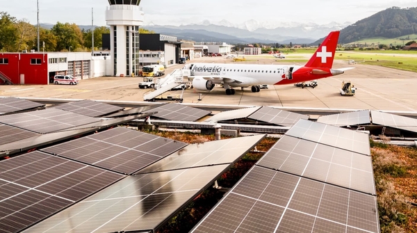 Foto auf eine Solaranlage vom Referenzobjekt am Flughafen Belp.