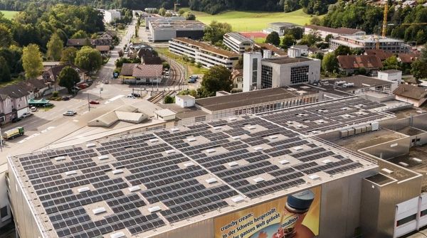 Foto auf eine Solaranlage vom Referenzobjekt auf dem Dach von Wander in Neuenegg.