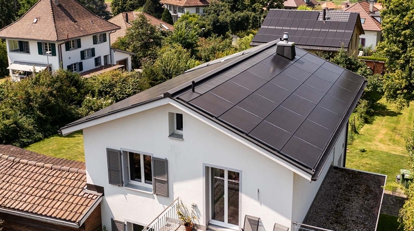Solaranlage und Elektroauto-Ladestation für Einfamilienhaus in Burgdorf.
