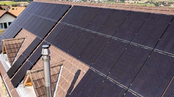 Solaranlage und Wärmepumpe für ein Doppeleinfamilienhaus in Bäriswil.