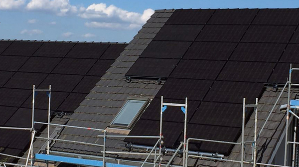 Solaranlage mit Stromspeicher auf Doppeleinfamilienhaus in Seedorf.