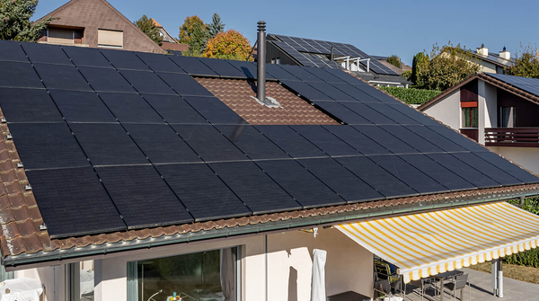 Solaranlage mit Stromspeicher und Ladesäule für ein Einfamilienhaus in Worb.