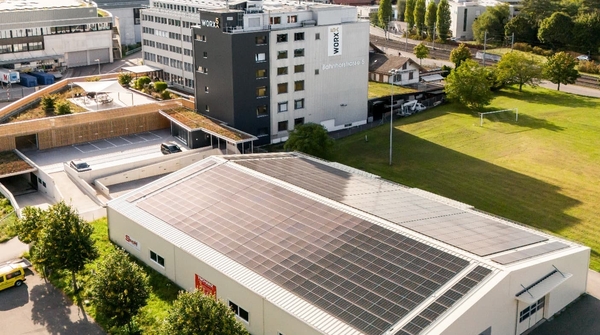 Foto auf eine Solaranlage vom Referenzobjekt auf dem Dach des Landgasthofs in Schönbühl.