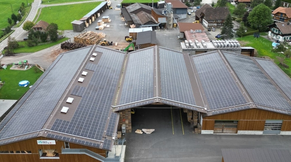 Foto auf eine Solaranlage vom Referenzobjekt auf dem Dach der Sägerei Trachsel in Riggisberg.