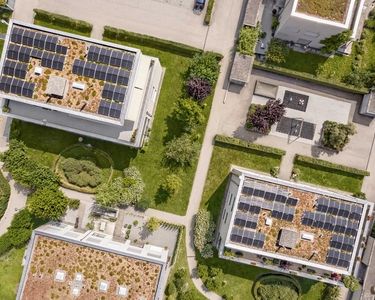 Mehrfamilienhaus Quartier mit Solaranlage