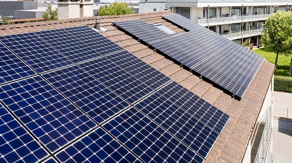 Solaranlage und Wärmepumpe für zwei Einfamilienhäuser in Heimberg.